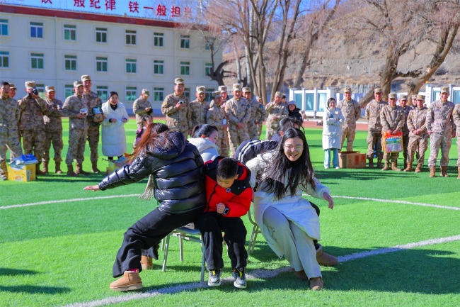 军属参加《抢凳子》游戏