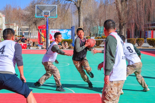 《篮球比赛》突破重重防线