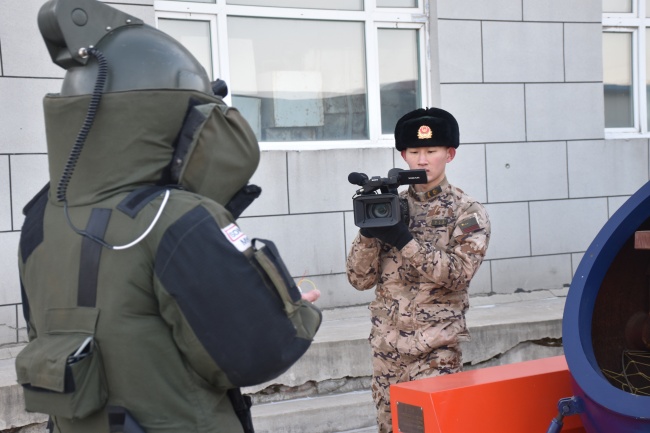 图为姚天宝工作场景。