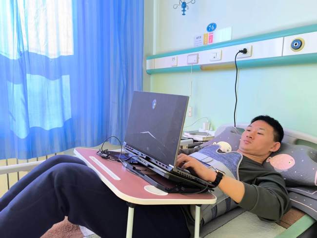 图为姚天宝带伤坚持工作。