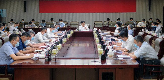 海南省省长冯飞主持召开省政府党组（扩大）会议。封烁摄影