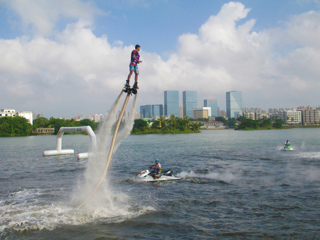 Young people participating in water sports in their spare time. Photo by Xu Ersheng