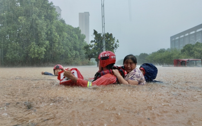 湖北咸宁暴雨引发内涝 营救疏散百余名群众