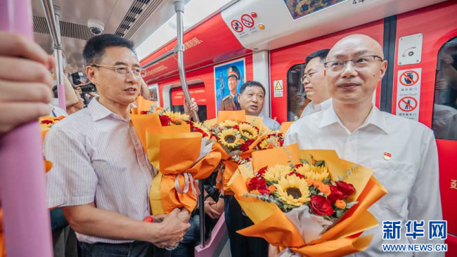 湖北：“爱我人民爱我军”双拥主题地铁专列发车