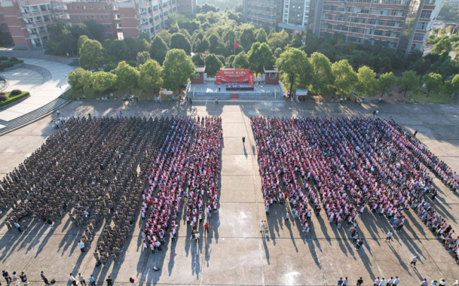 湖北省鄂南高级中学书记校长开讲思政第一课。李欣摄