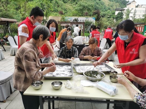 用愛點(diǎn)亮晚年 共享溫暖時(shí)光——富德生命人壽十堰中支開展慰問老人活動(dòng)