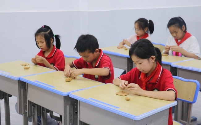 祁家湾寄宿小学开展"泥塑话清廉"文化活动.受访者供图