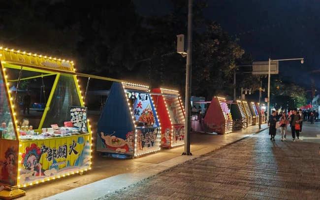 武汉户部巷打造“石榴花夜市”。