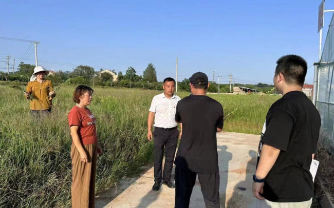 记者跟随黄书记在走访拍摄
