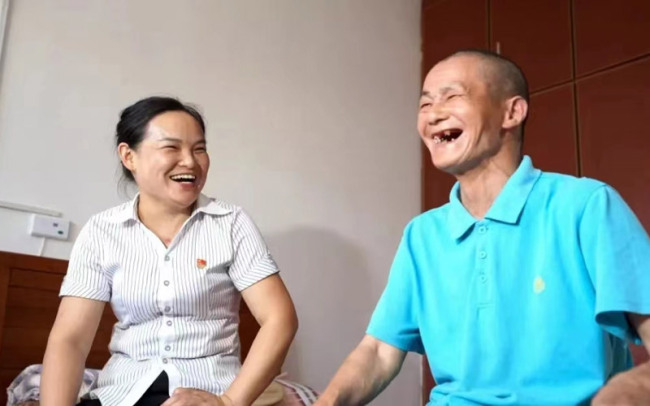 邹倩（左一）与福利院老人交谈