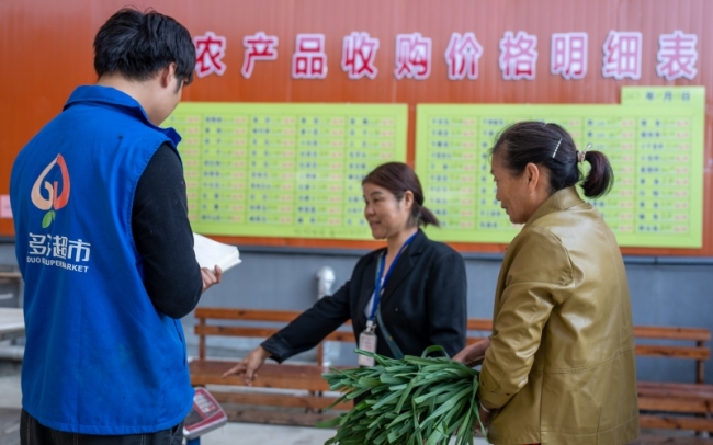 村民直接将蔬菜拿到超市出售。郭昊摄