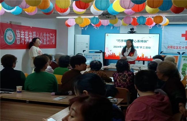 “爱满母亲节，巧手献真情”
