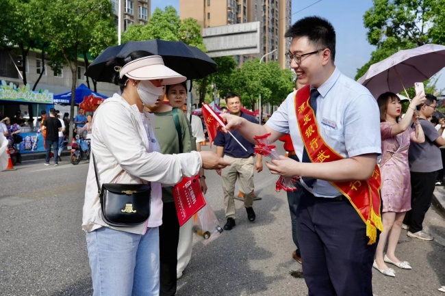 “暖心助考 护航学子圆梦” 浦发银行武汉分行开展金融知识 万里行活动