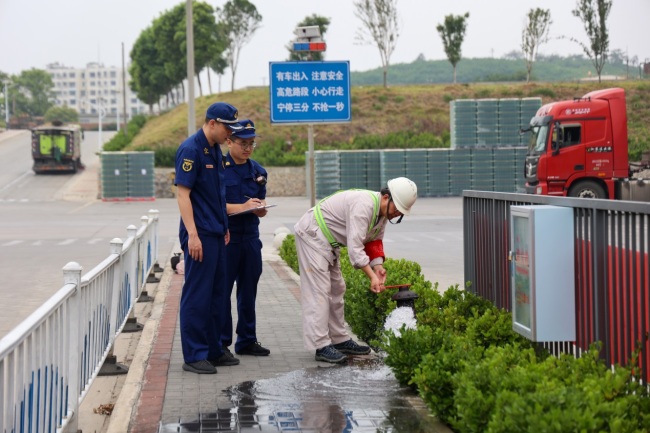 湖北荆门：消防深入企业开展安全检查 筑牢夏季“安全网”