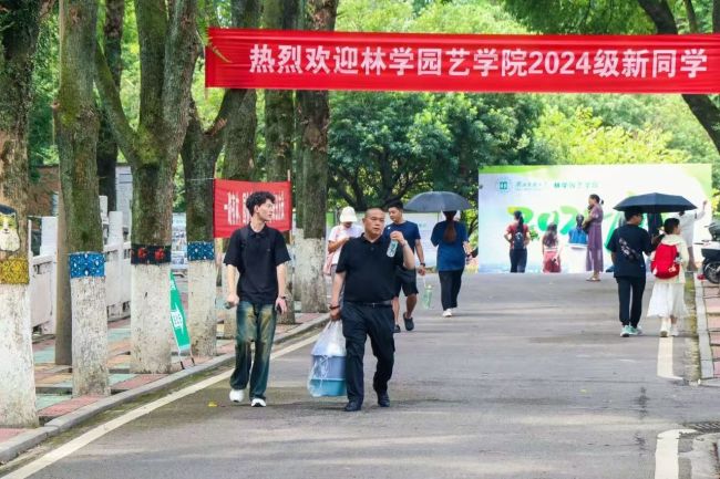 “小桂花”人偶欢迎新同学！直击湖北民族大学2024迎新现场