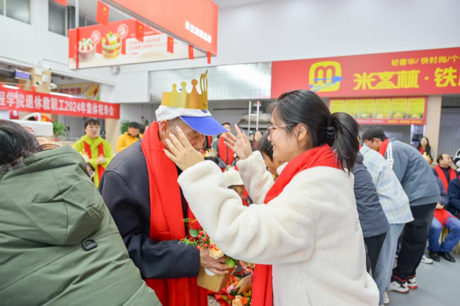 湖北工程学院：八十有一，此为佳期，我们一起过生日！