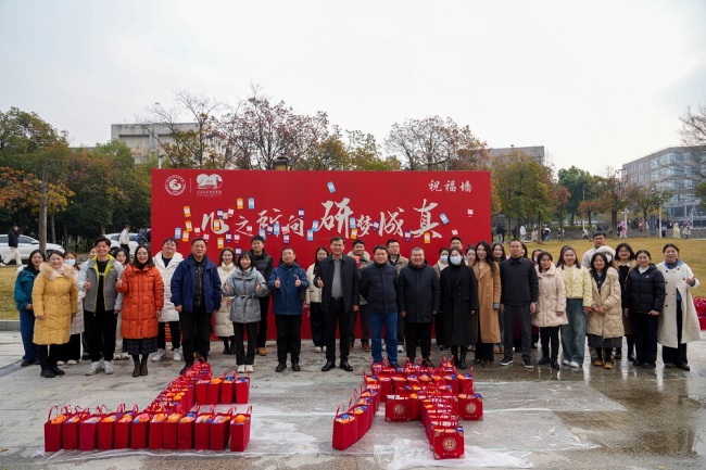 “苹”安上岸！武汉工程科技学院发放“温暖大礼包”为考研学子加油助威