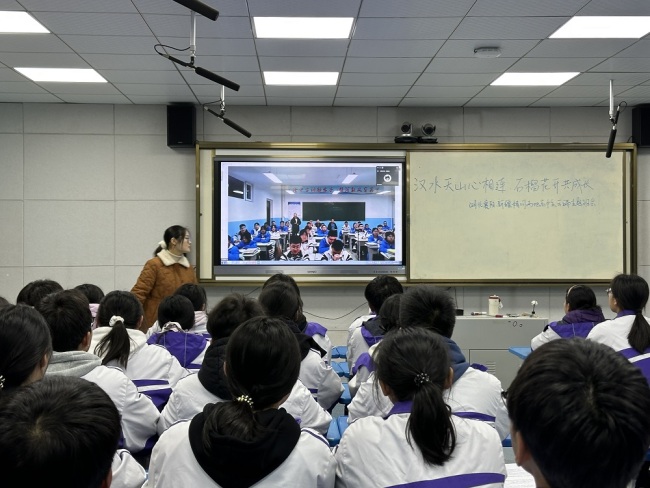 当汉江遇见天山 襄阳新疆两地高中生跨越3000公里云端共上开学第一课