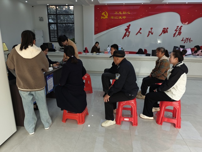 “金融+政务”一站式服务 邮储银行团风县支行营业部把社保卡办到居民家门口