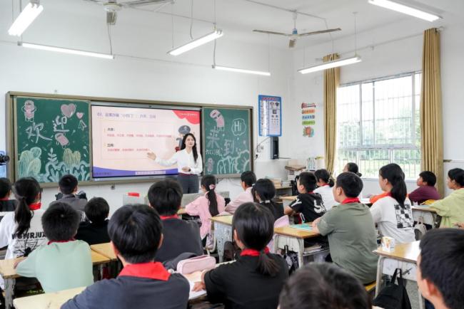 浙商银行武汉分行“一行一校”六一慰问活动