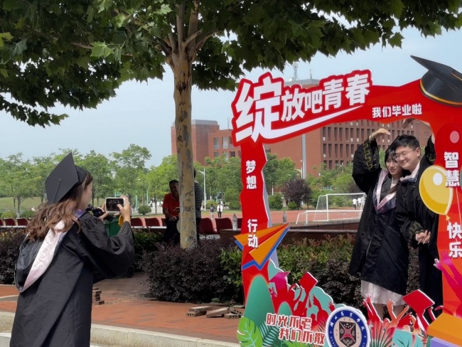 毕业礼包寄深情，校长赠瓜寓丰收！这场告别仪式仪式感拉满