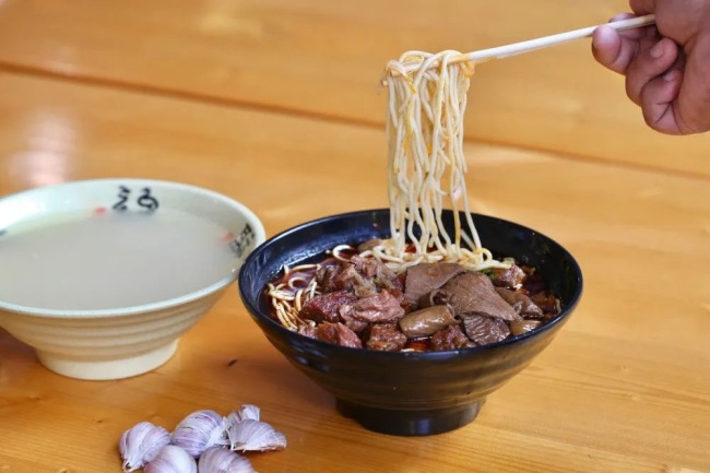 侯文坤：一碗襄阳牛肉面里的千年城事｜新华走笔