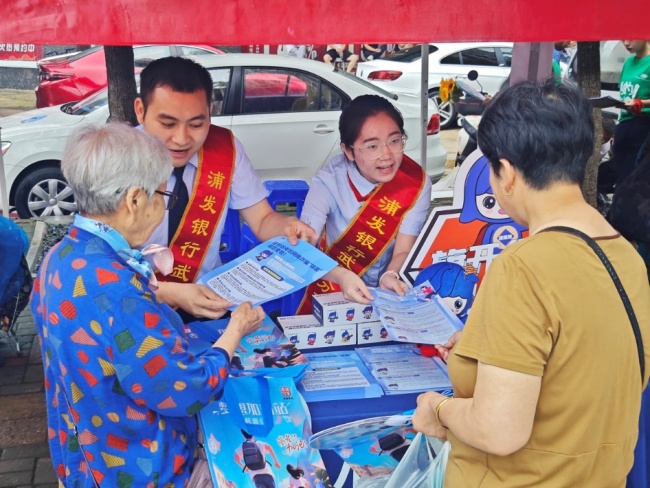 浦发银行武汉分行：助力高考圆梦 普及金融知识万里行
