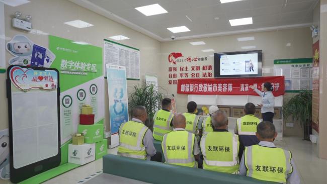 邮储银行通城县解放路支行“邮爱驿站”为户外劳动者撑起“清凉伞”