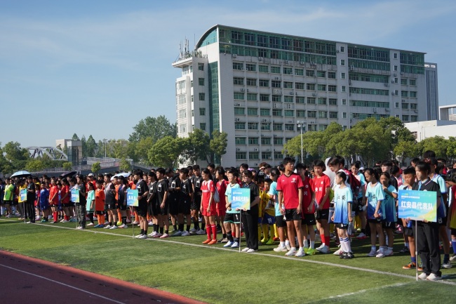 2025年黄冈市中小学体育竞赛暨第十届校园足球联赛在黄冈师范学院开幕