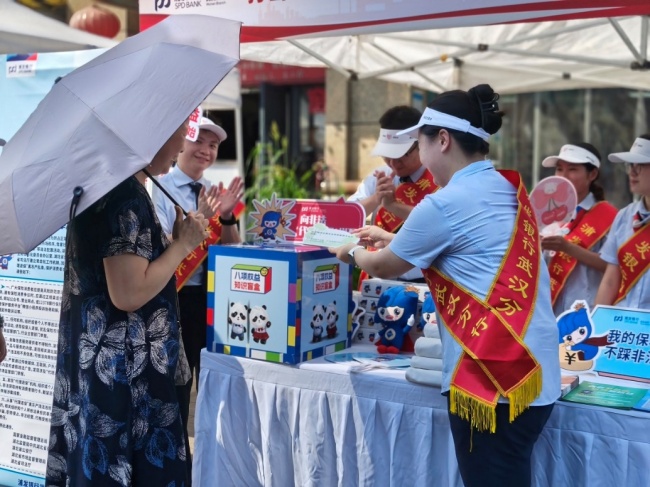 浦发银行武汉分行积极参加“向非法‘代理退保’说不，我们在行动”主题金融宣传活动