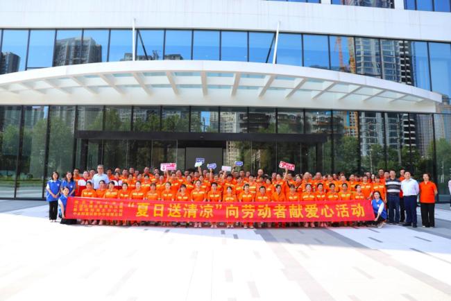 政企合力多方关怀“城市美容师” 中投公司系统在鄂直管企业为100名环卫工人送去夏日清凉关怀！