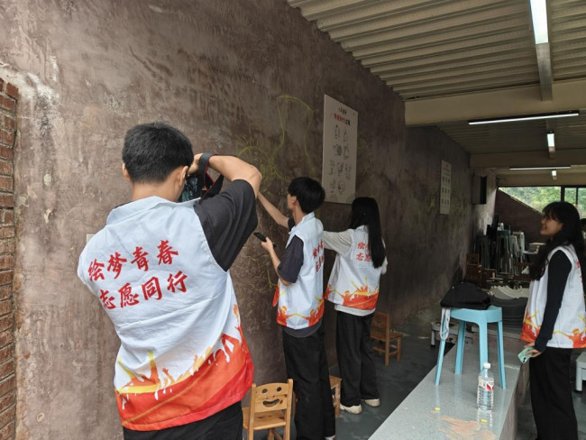 湖北汽车工业学院学生在窑淮窑景区绘出光彩
