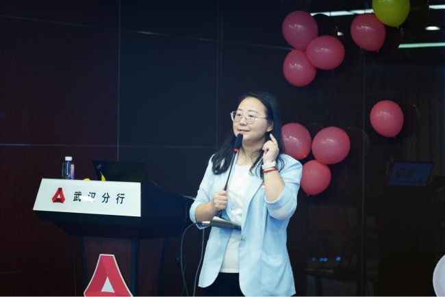 楚才小记者探秘广发银行武汉分行：体验智能服务、学习理财知识，点钞大赛显身手