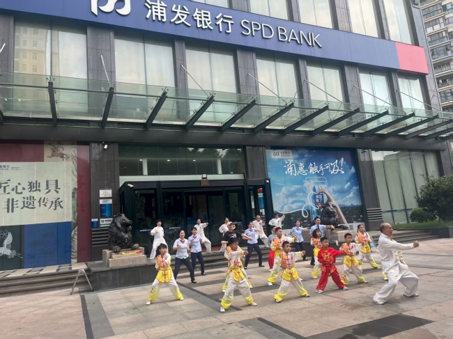 浦发银行武汉分行举办非遗体验活动，洪门青龙拳“武”动厅堂