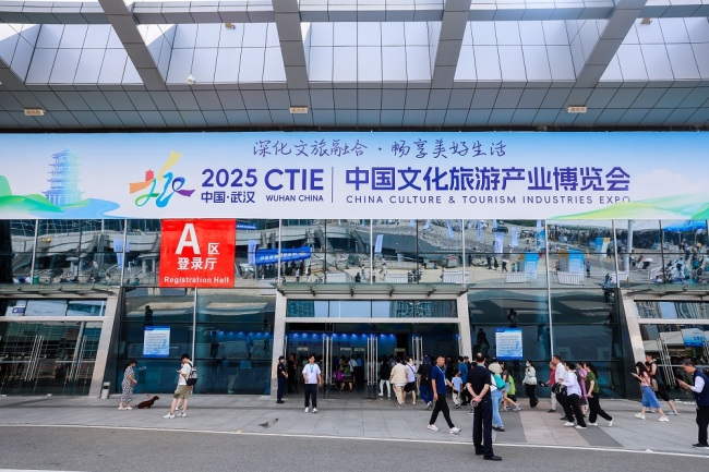 海合安武汉极地海洋度假区精彩亮相文旅博览会，企鹅巡游成焦点