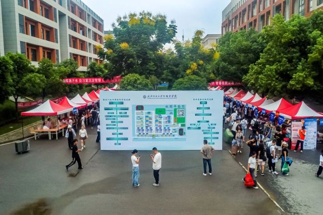 怦然“新”动 武汉纺织大学外经贸学院喜迎4000余名2025级新生