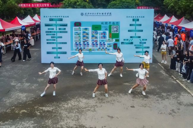 怦然“新”动 武汉纺织大学外经贸学院喜迎4000余名2025级新生