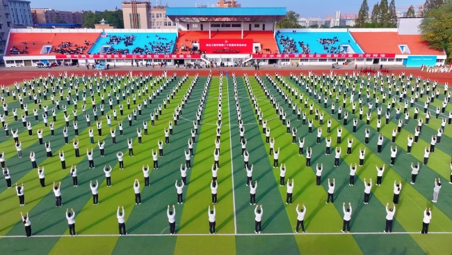 “千人八段锦”亮相湖工校运会，传统功法 点燃“健康中国”新活力
