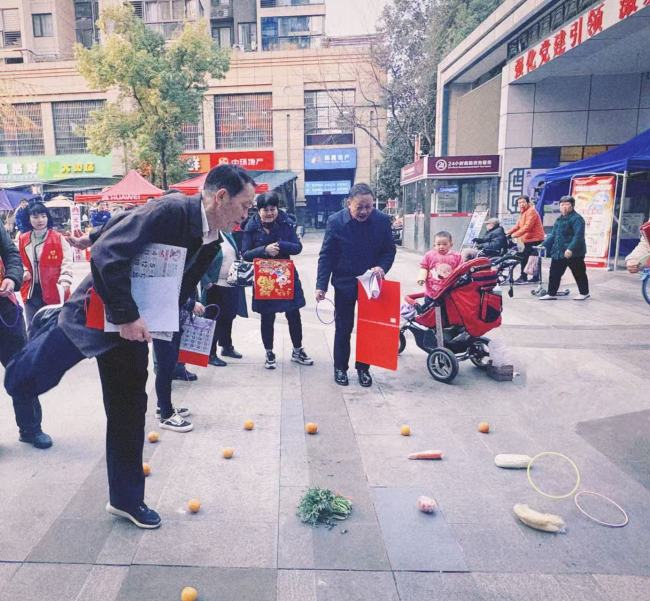 蔬果套圈趣无穷,金融守护暖民心——广发银行江夏支行携社区邀您共赴便民之约