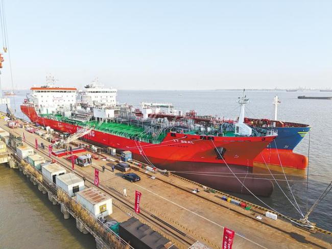 “武船造”万吨巨轮再交一艘