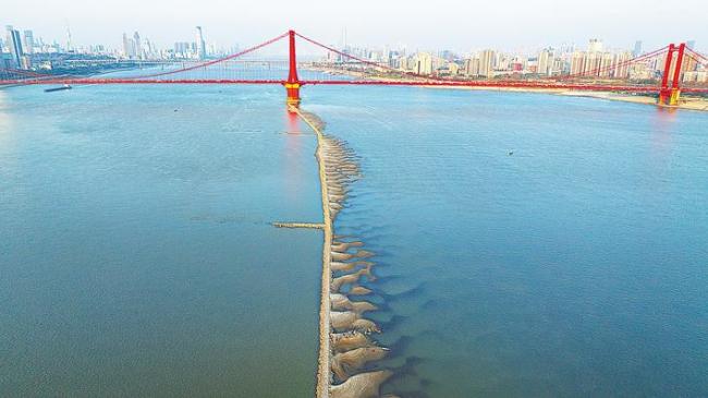 武汉“江心小路”原来是航道水坝 有安全隐患，游客请勿上路游玩