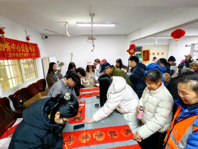 “手写的春联才更有温度！” 大学生们把定制祝福送到居民家门口