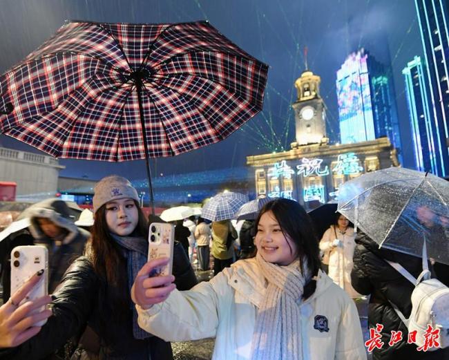 百年钟楼下，光影交响共辉，武汉跨年夜圈粉全国年轻人