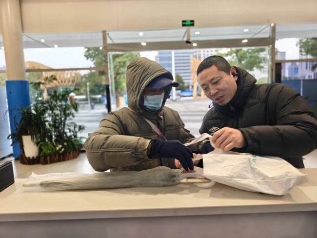 八旬老人专程致谢，一把雨伞撑起“有温度的服务”