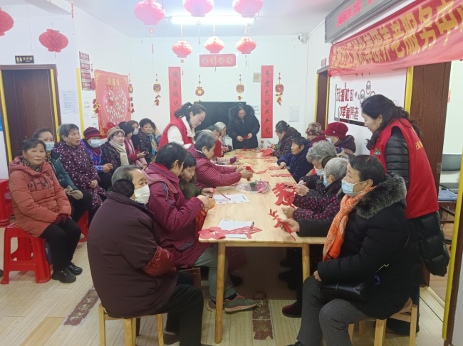 粥香暖寒冬 剪纸迎腊八——茂源社区开展腊八主题活动情暖老人心-图片2