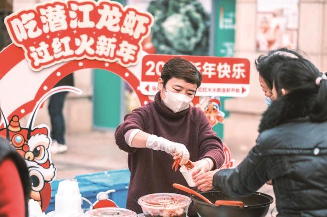 市民排队炫虾，把红火年味与美好祝福一并带回家  潜江鲜活冬虾香飘武汉年货节