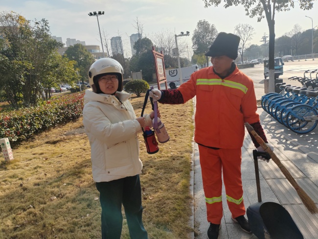 1.9西湖捡到保温瓶