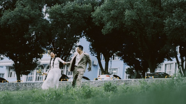 跨越十年!校友情侣返校拍摄婚纱照,兑现青春承诺