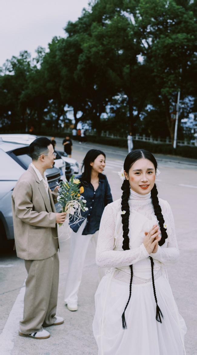 跨越十年!校友情侣返校拍摄婚纱照,兑现青春承诺