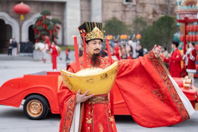 湖北宜都：三峡千古情景区“国潮非遗”年味浓惹人游